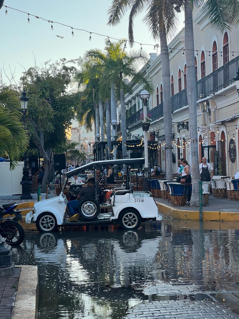 $!Inundan aguas negras el Centro Histórico de Mazatlán