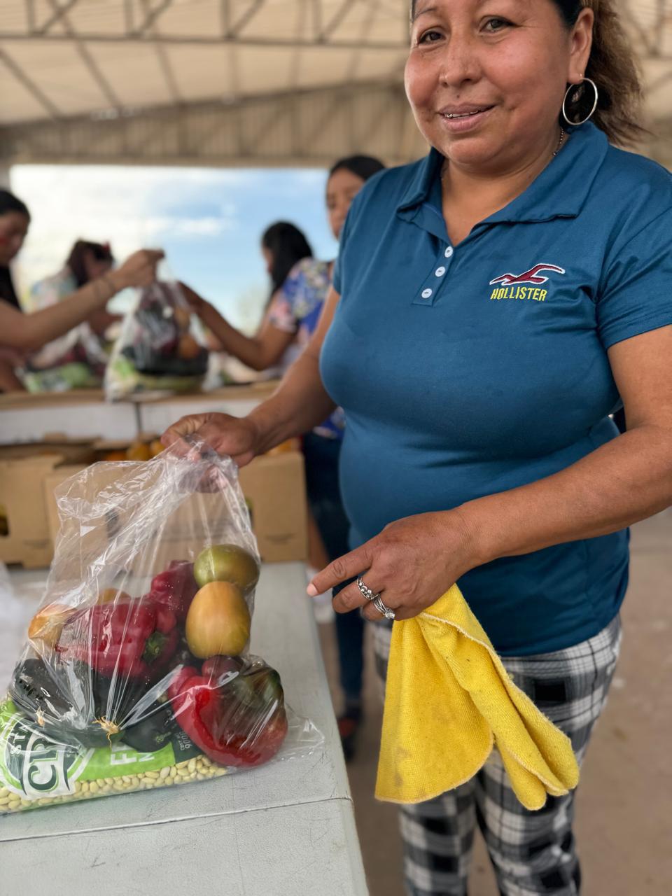 $!800 familias recibieron también alimento.