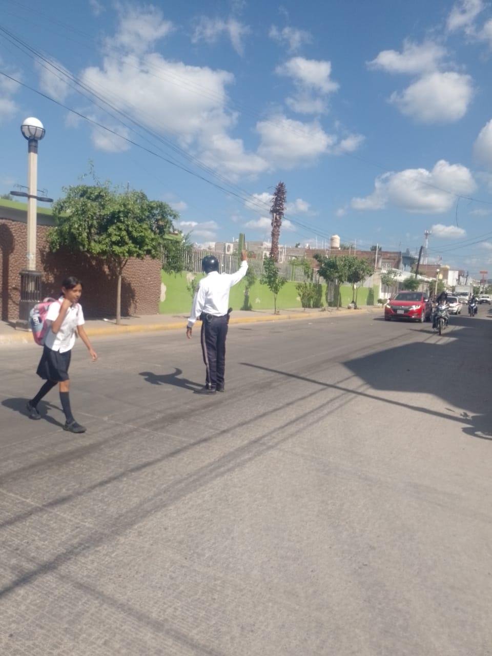 $!Tránsito Municipal resguarda las zonas escolares para evitar accidentes en Escuinapa