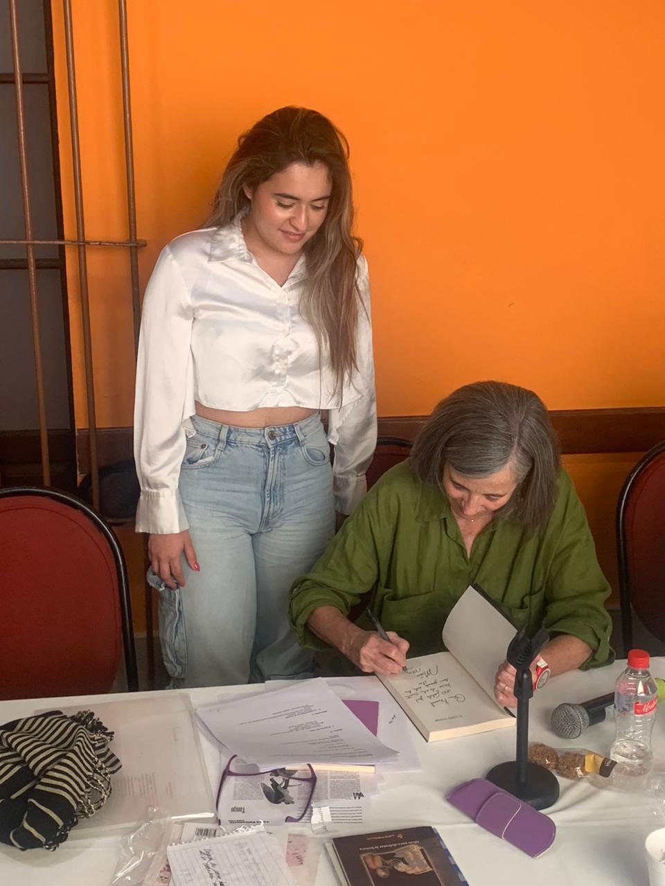 $!También autografió libros a sus alumnos.