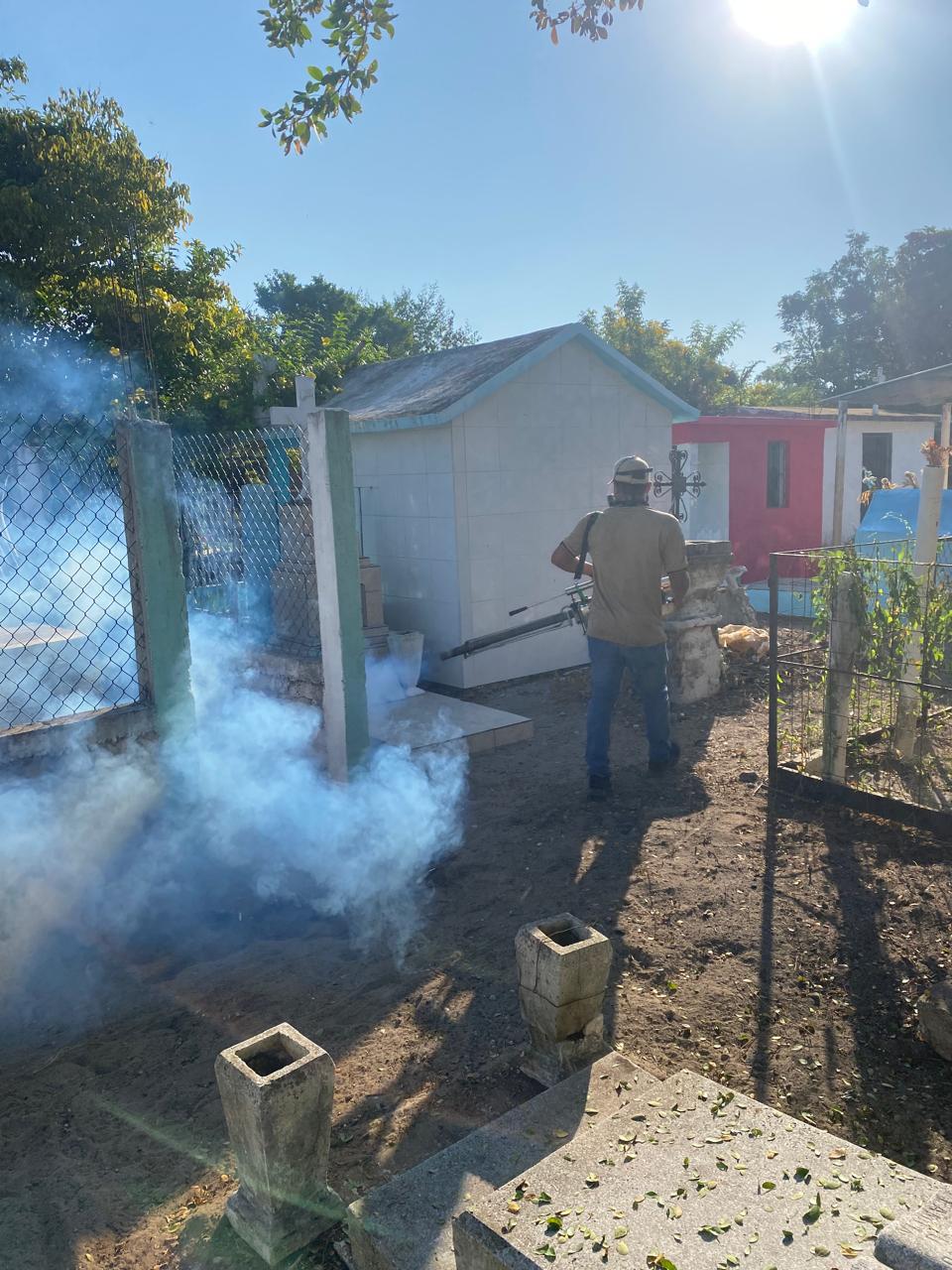 $!Fumigan panteones de Escuinapa para evitar propagación del dengue durante Día de Muertos