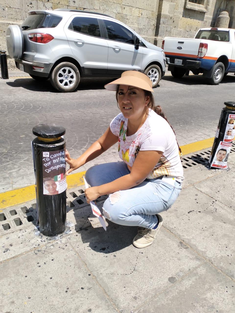 $!Integrantes del colectivo Luz de Esperanza pegan fichas de búsqueda afuera del Palacio de Gobierno de Jalisco. Este estado tiene el mayor número de desapariciones.