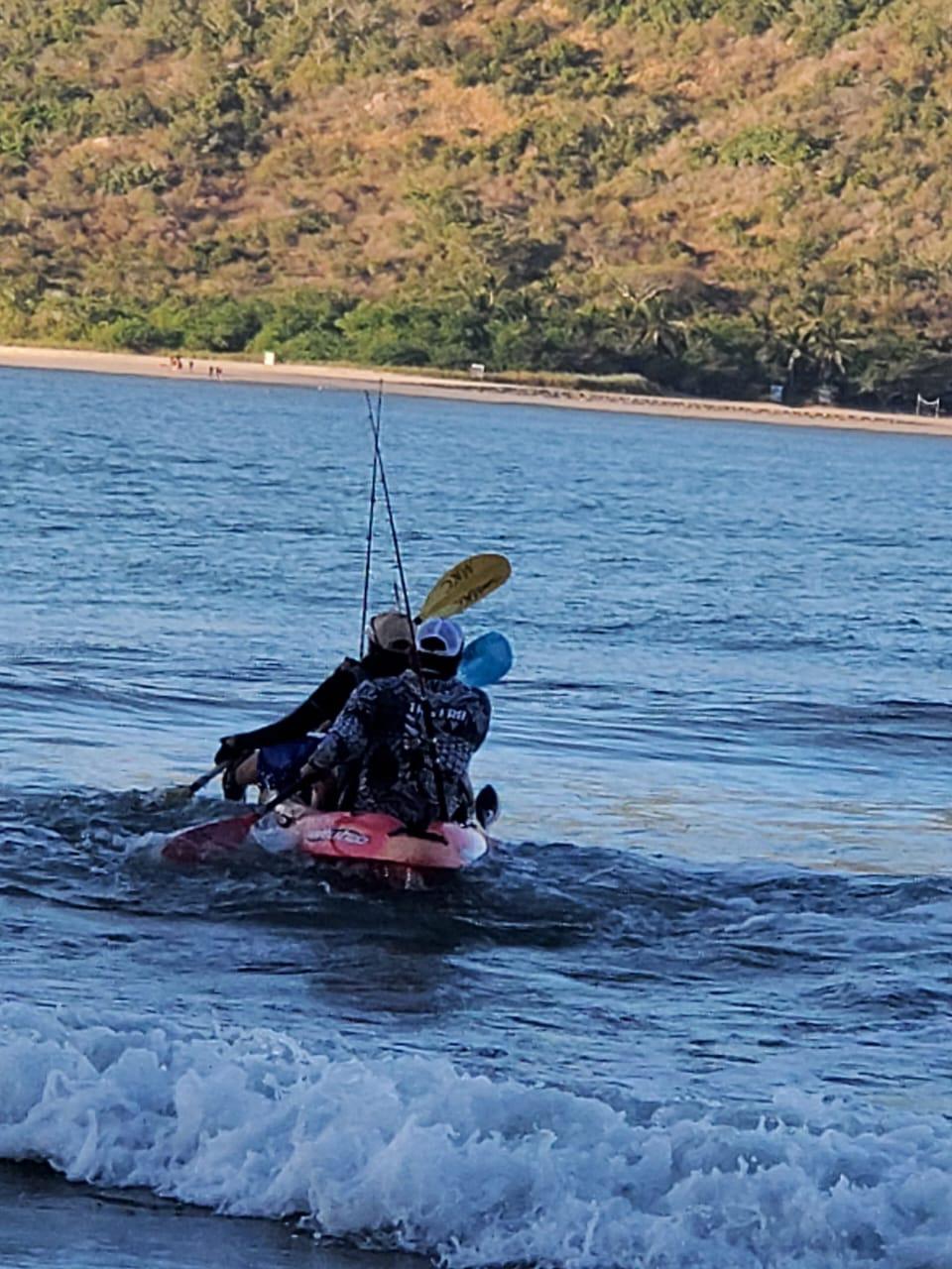 $!Disfrutan kayakistas de la pesca deportiva en mar abierto