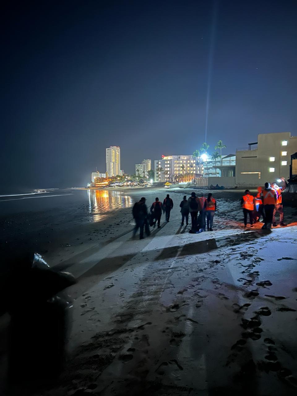 $!Limpian de madrugada las playas de Mazatlán; sacan más de 500 bolsas llenas de basura