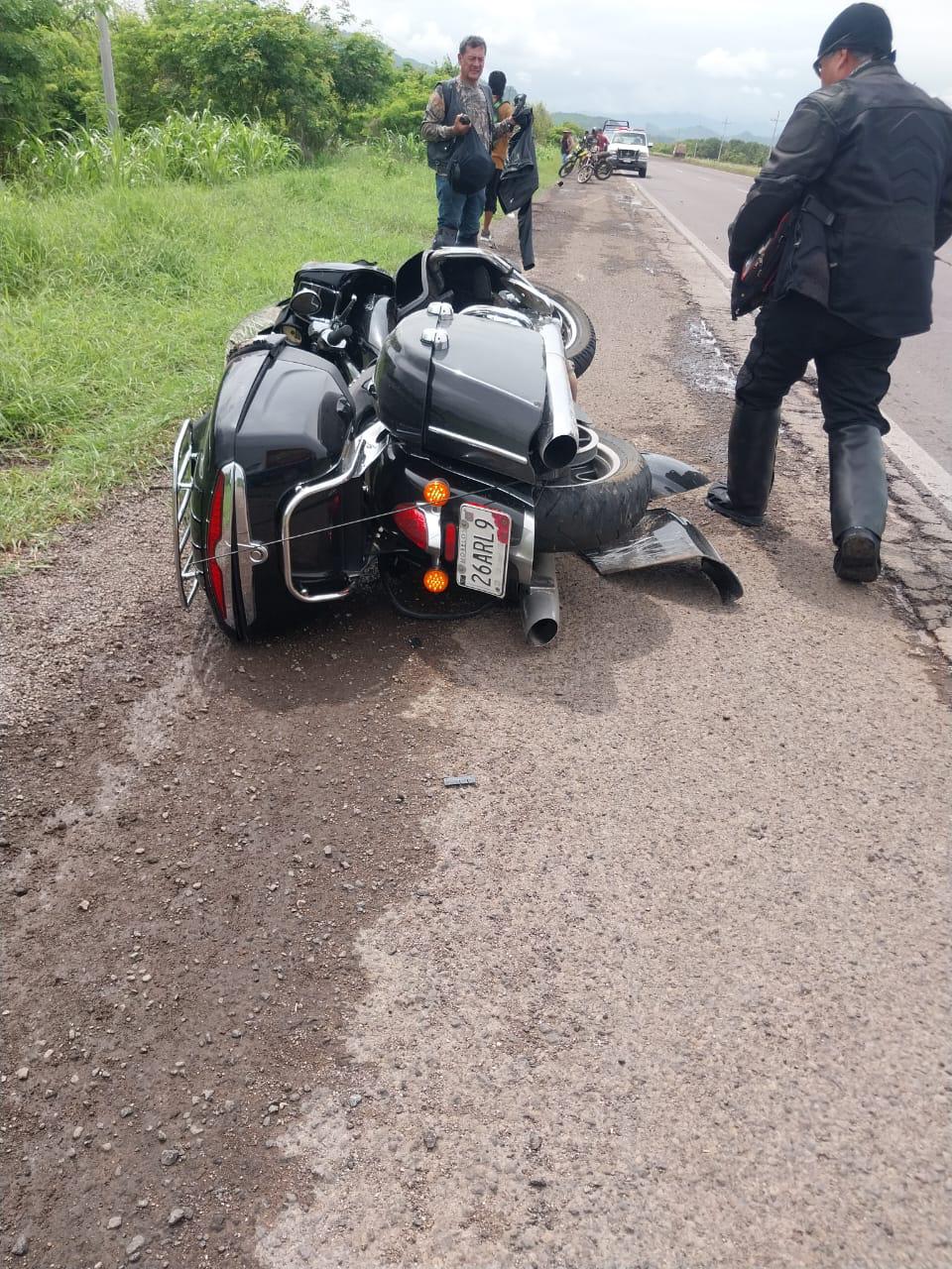 $!Motociclista de Mazatlán derrapa en carretera de Escuinapa