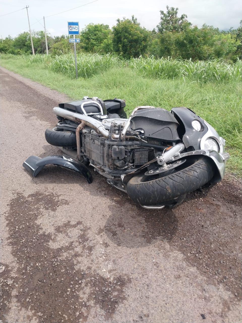 $!Motociclista de Mazatlán derrapa en carretera de Escuinapa