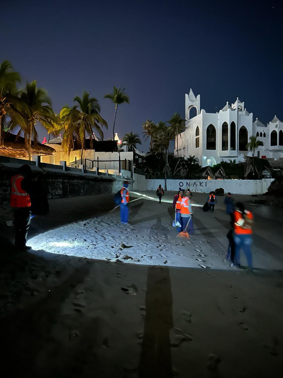 $!Limpian de madrugada las playas de Mazatlán; sacan más de 500 bolsas llenas de basura