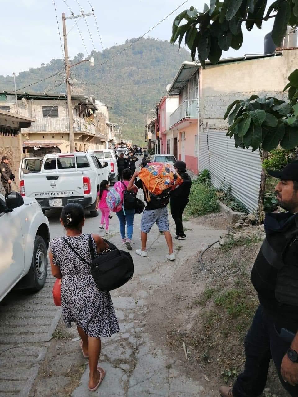 $!Cientos de habitantes de Tila, Chiapas, huyen de sus hogares después de 3 días de balaceras