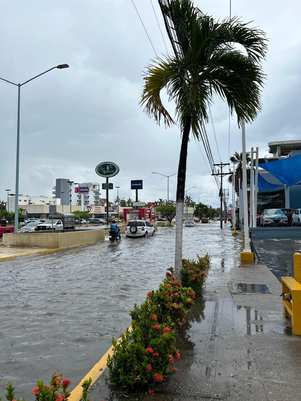 $!Llueve unos minutos y avenidas en Mazatlán quedan inundadas