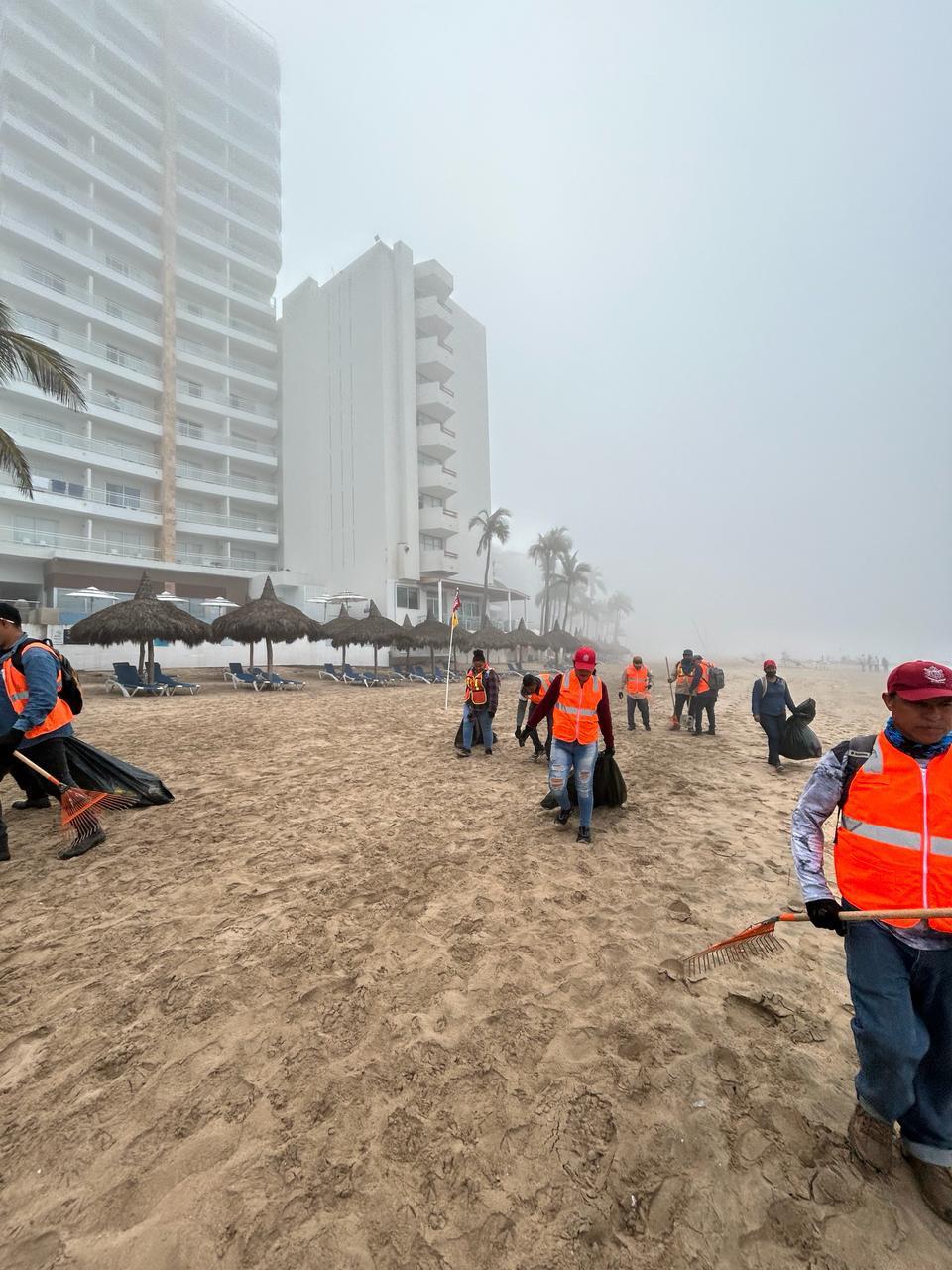 $!Limpian de madrugada las playas de Mazatlán; sacan más de 500 bolsas llenas de basura