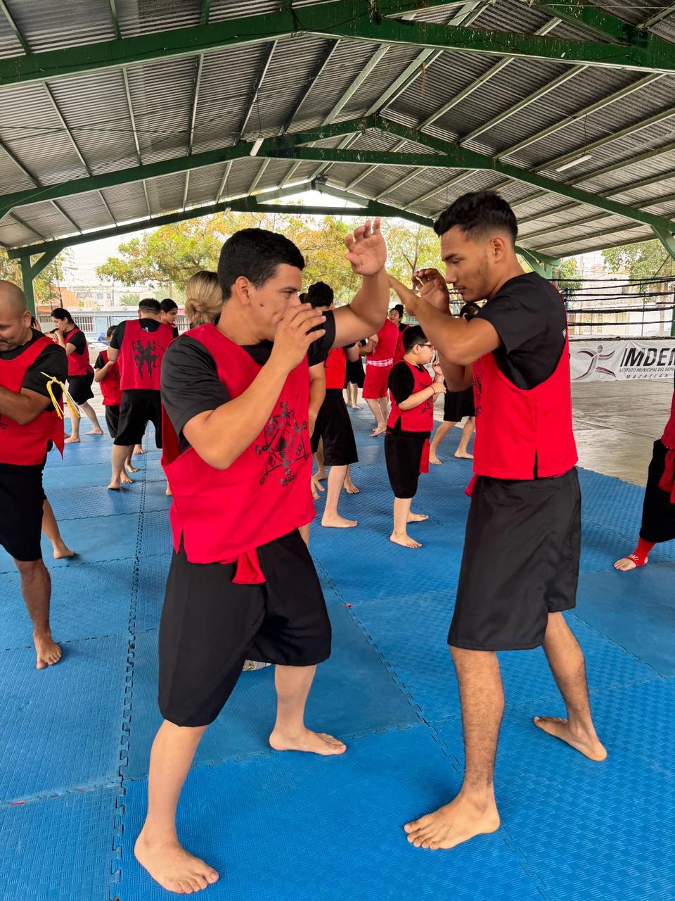 $!Imparte Juan Carlos Reyes Seminario de Muay Thai en la Academia Angalf Kickboxing Mazatlán