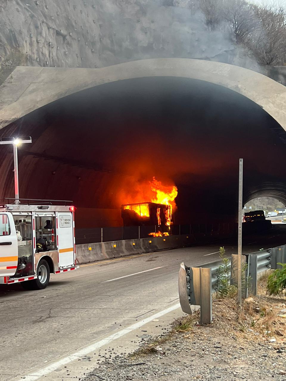 $!Cierran tramo de la Mazatlán-Durango por incendio de camión en túnel