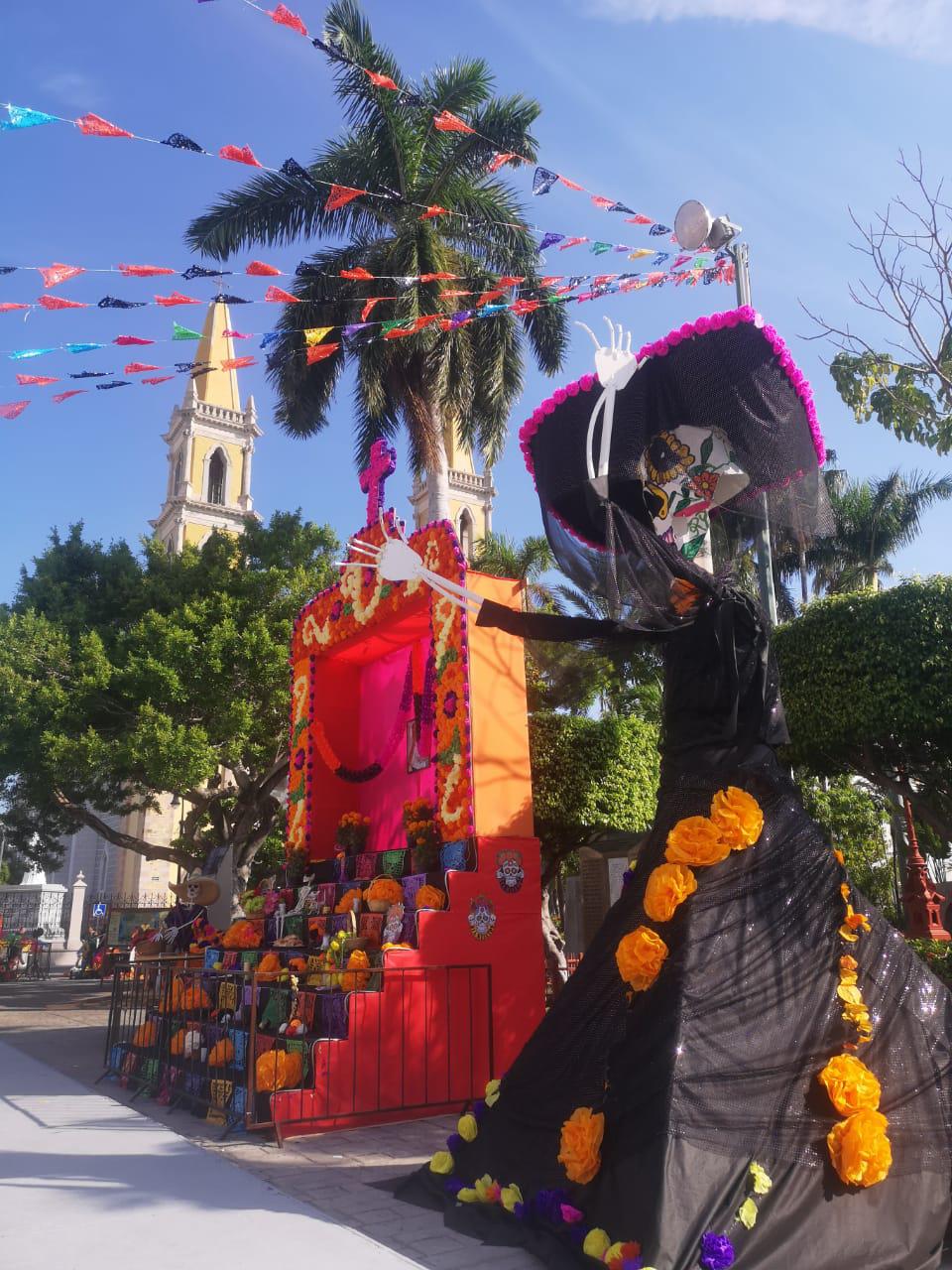 $!Gustan a turistas y locales las catrinas, calaveras y altares en el Centro Histórico de Mazatlán