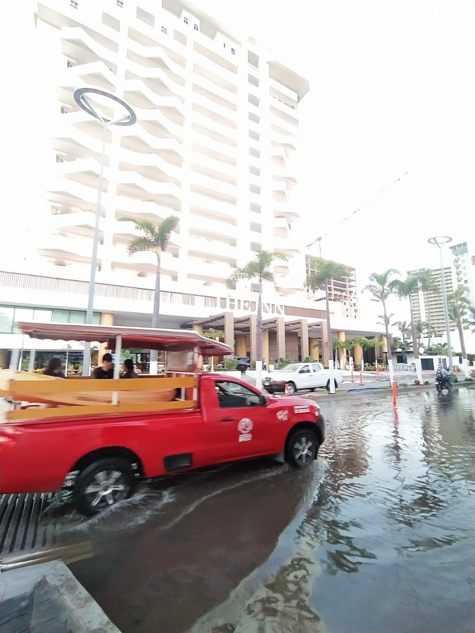 $!Otra vez, se forma laguna en zona de pasos peatonales elevados en la Camarón Sábalo, en Mazatlán