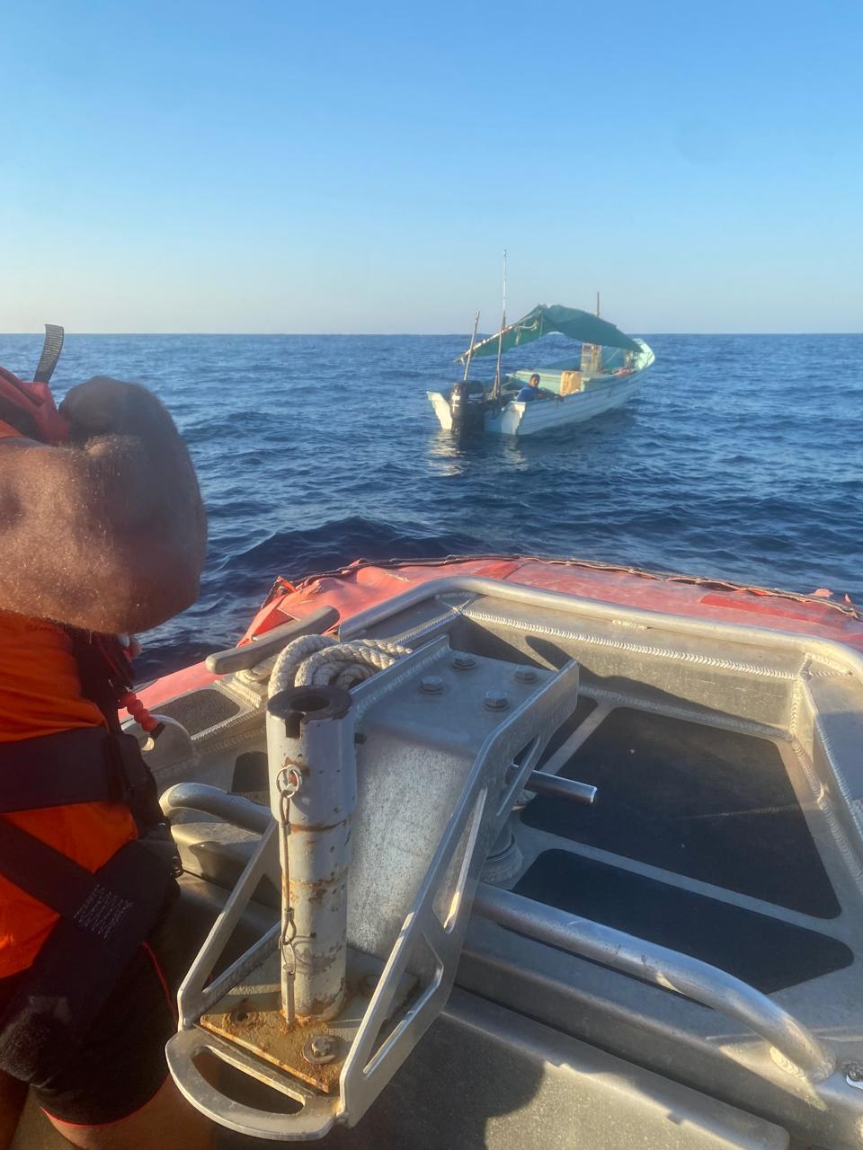 $!Rescata Marina a pescador en las Islas Marías que desapareció arriba de una panga el domingo