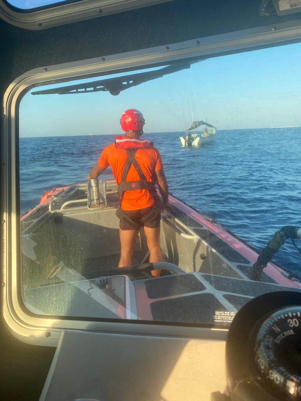 $!Rescata Marina a pescador en las Islas Marías que desapareció arriba de una panga el domingo