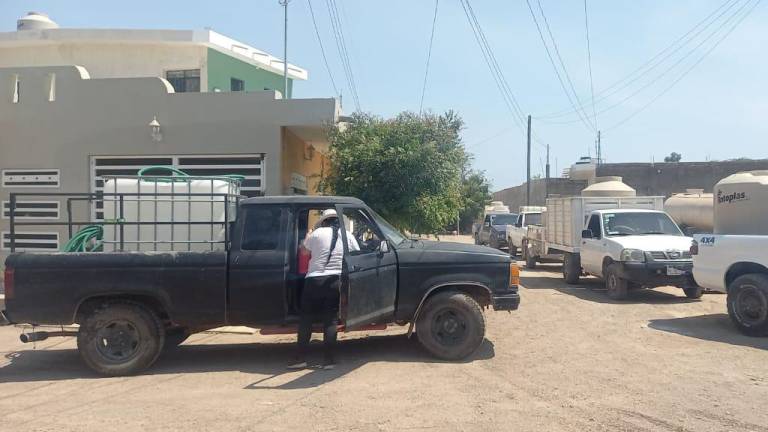 Las pipas y autos que recolectan agua para llevar a las colonias no se dan abasto.