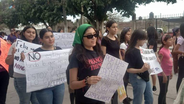 La marcha por las principales calles de Escuinapa contó con la participación de decenas de mujeres.