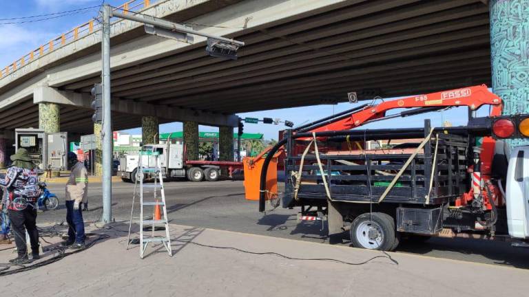 Reinstalan semáforo derribado bajo el puente vial al sur de Mazatlán