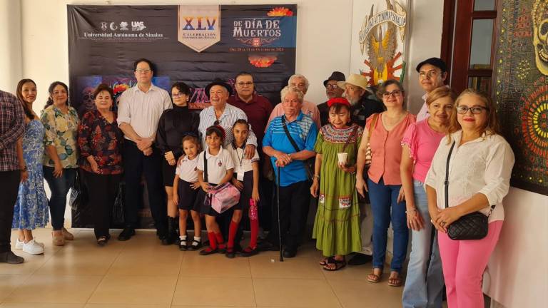 Funcionarios de la UAS, artistas participantes y público, durante la inauguración.