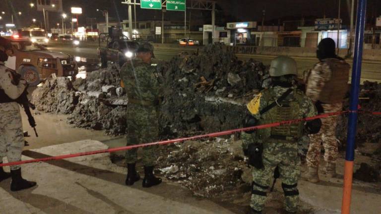 Elementos del Ejército y Guardia Nacional custodian la zona del hallazgo de las tomas ilegales a ductos de Pemex en la Colonia Rincón de Urías.