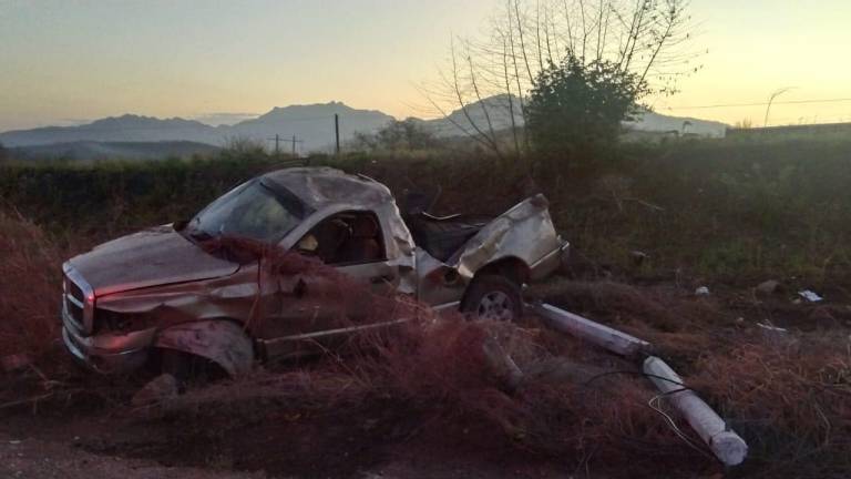 La camioneta se volcó en la Loma Atravesada de Escuinapa.