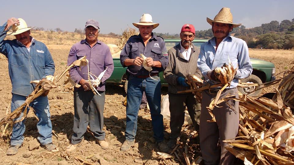 $!Álvaro Arvizu Aguiñaga con agricultores de la zona de Tlalmanalco y Amecameca, defensores del maíz originario.