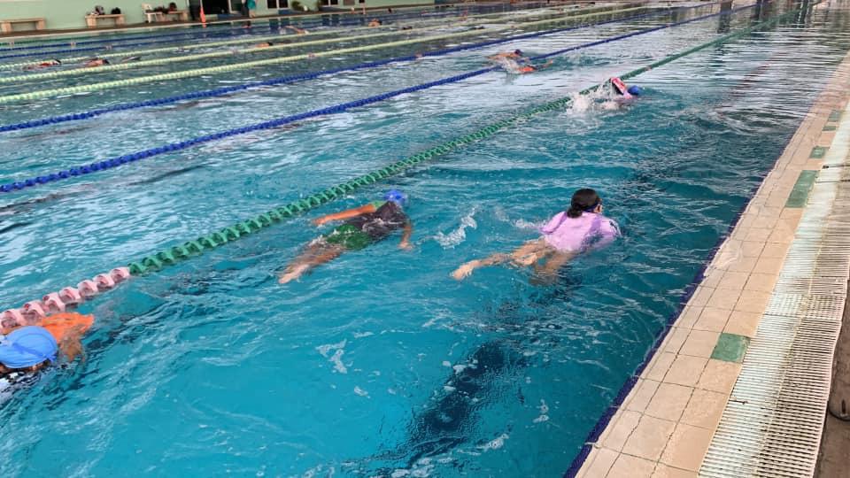 $!Alumnos de la Escuela Municipal de Natación de Rosario visitan la alberca olímpica de Mazatlán