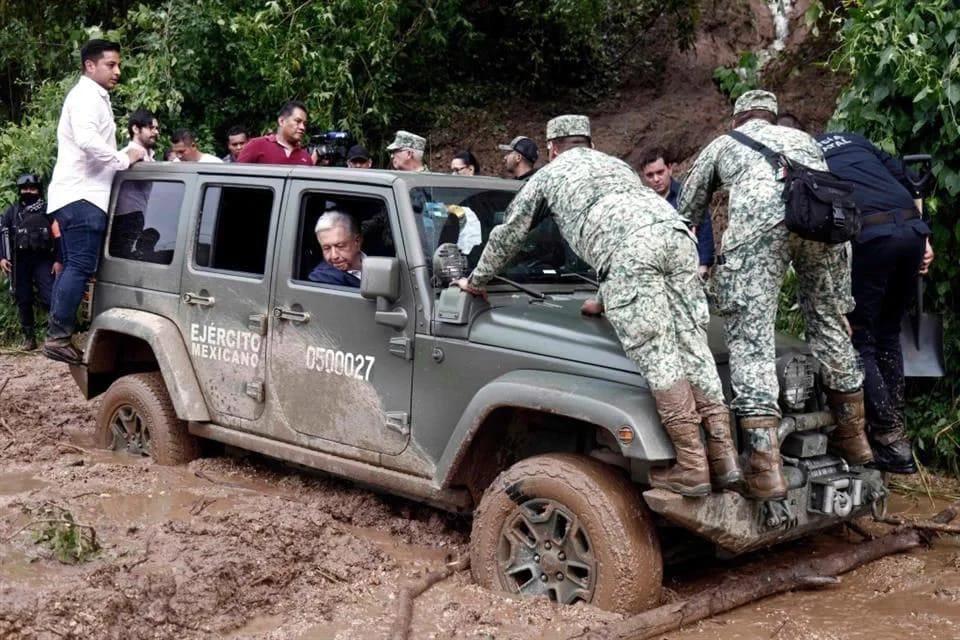 $!El vehículo militar en el que viajaba el presidente Andrés Manuel López Obrador quedó atascado en el lodo, durante su visita a Acapulco, Guerrero.