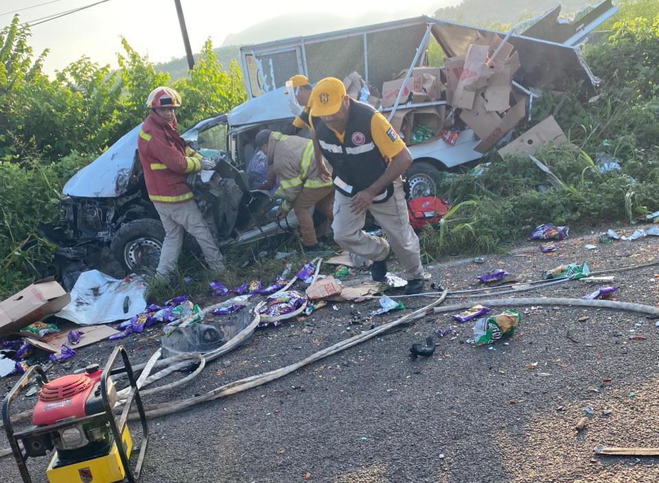 $!Chocan autobús de jornaleros y camioneta de reparto, hay varios heridos, en Rosario