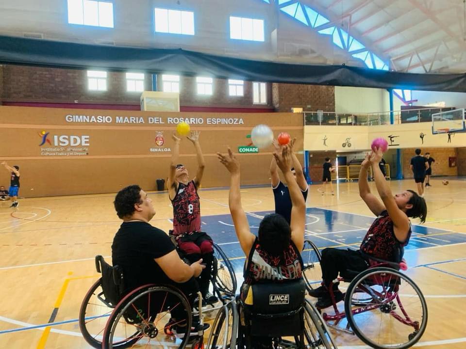 $!Entrena la Selección de Mazatlán de basquetbol sobre silla de ruedas en el CAR