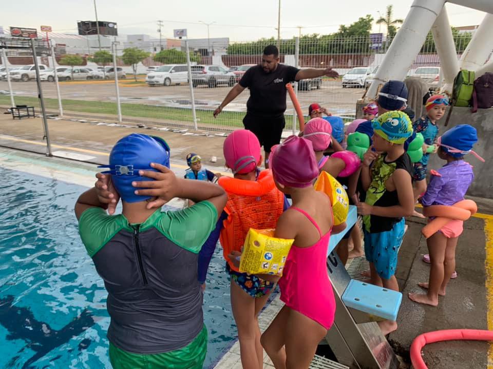 $!Alumnos de la Escuela Municipal de Natación de Rosario visitan la alberca olímpica de Mazatlán