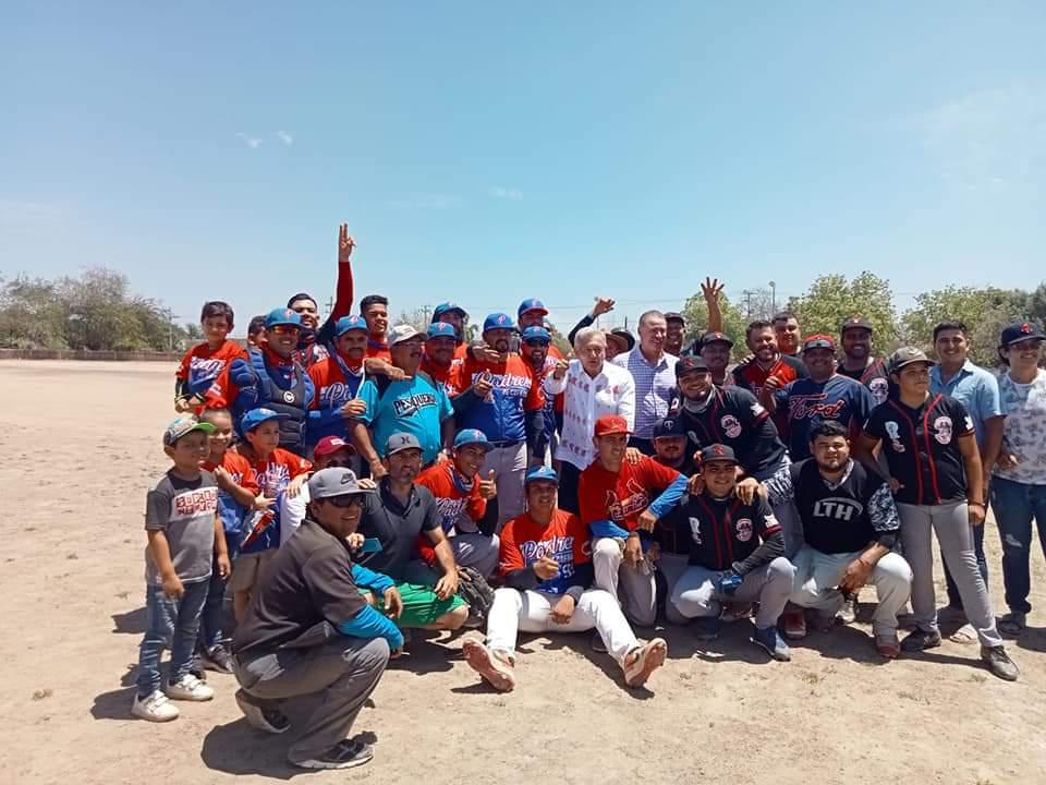 $!AMLO visita la Presa Picachos, y a su regreso, en la comunidad de La Cofradía batea en un juego de beisbol