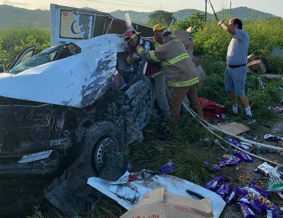 $!Chocan autobús de jornaleros y camioneta de reparto, hay varios heridos, en Rosario