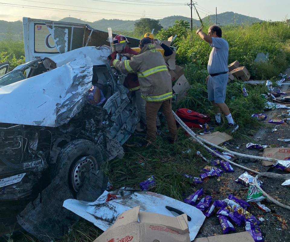 $!Chocan autobús de jornaleros y camioneta de reparto, hay varios heridos, en Rosario