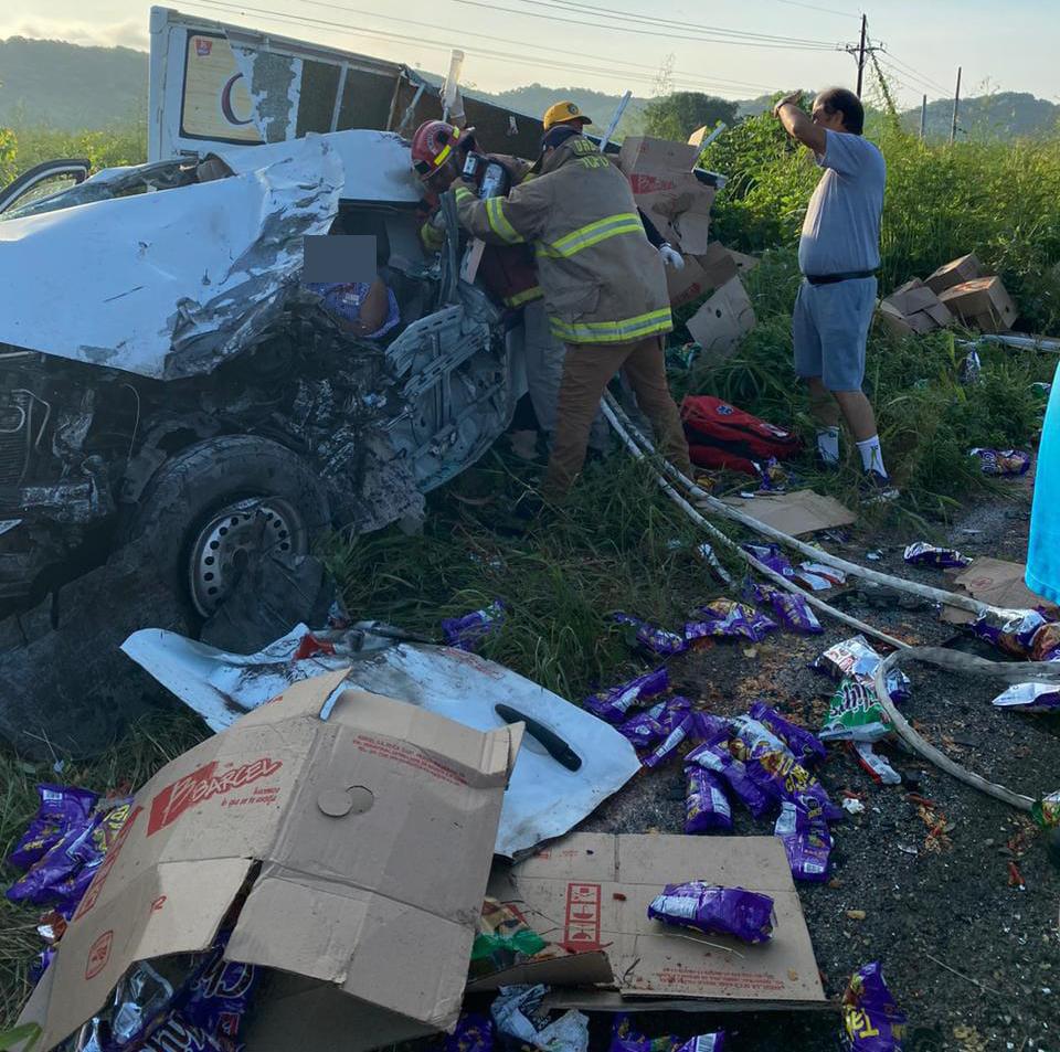 $!Chocan autobús de jornaleros y camioneta de reparto, hay varios heridos, en Rosario