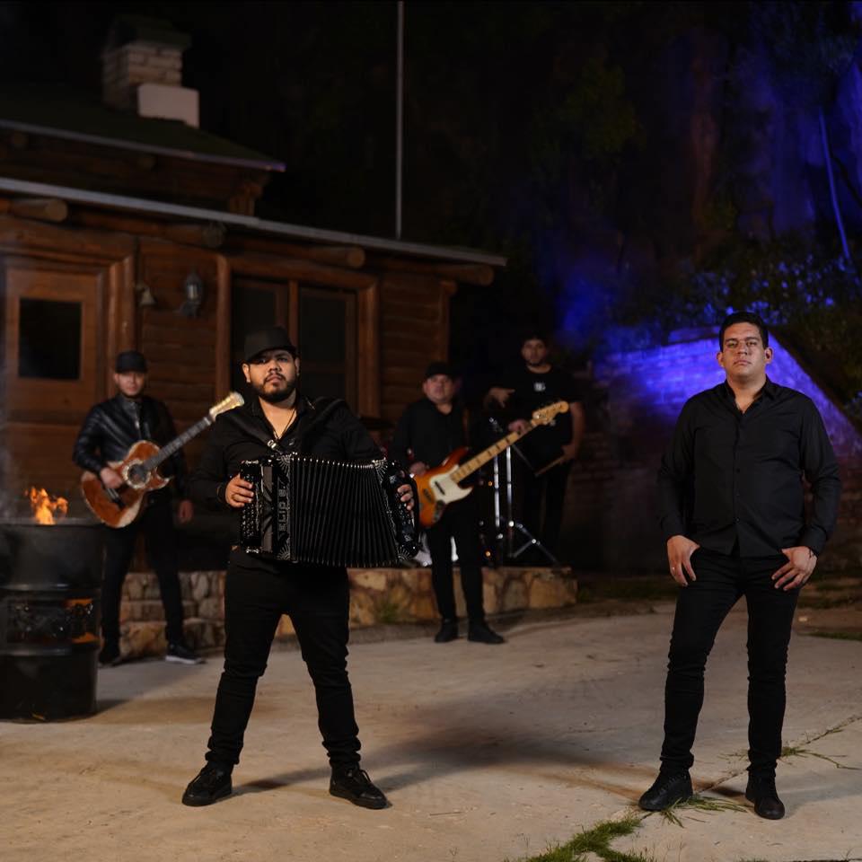 $!Aunque su estilo es el norteño tradicional, también han grabado con banda.