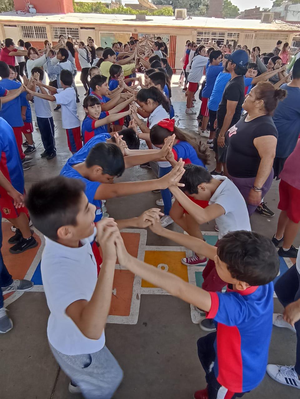 $!Ponen en acción a cientos de niños en Primaria Nezahualcóyotl