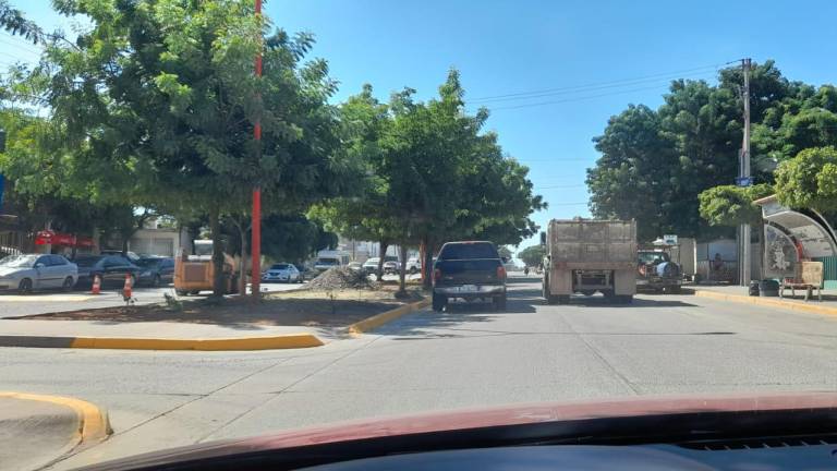 Alistan en Guamúchil llegada de López Obrador arreglando avenida frente al Hospital General