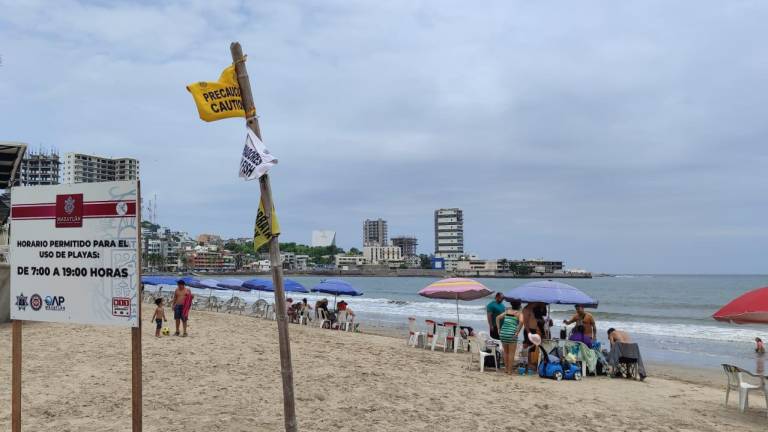 Reportan condiciones favorables en las playas de Mazatlán este viernes.