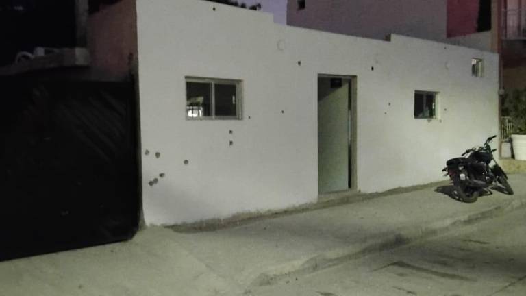 En las vivienda no se reportaron personas lesionadas, sin embargo se registró el ingreso de un hombre por herida de arma de fuego a un hospital.