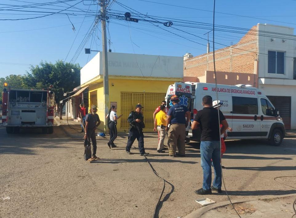 $!Volteo y retro derriban cables y postes en Mazatlán; hay una mujer lesionada