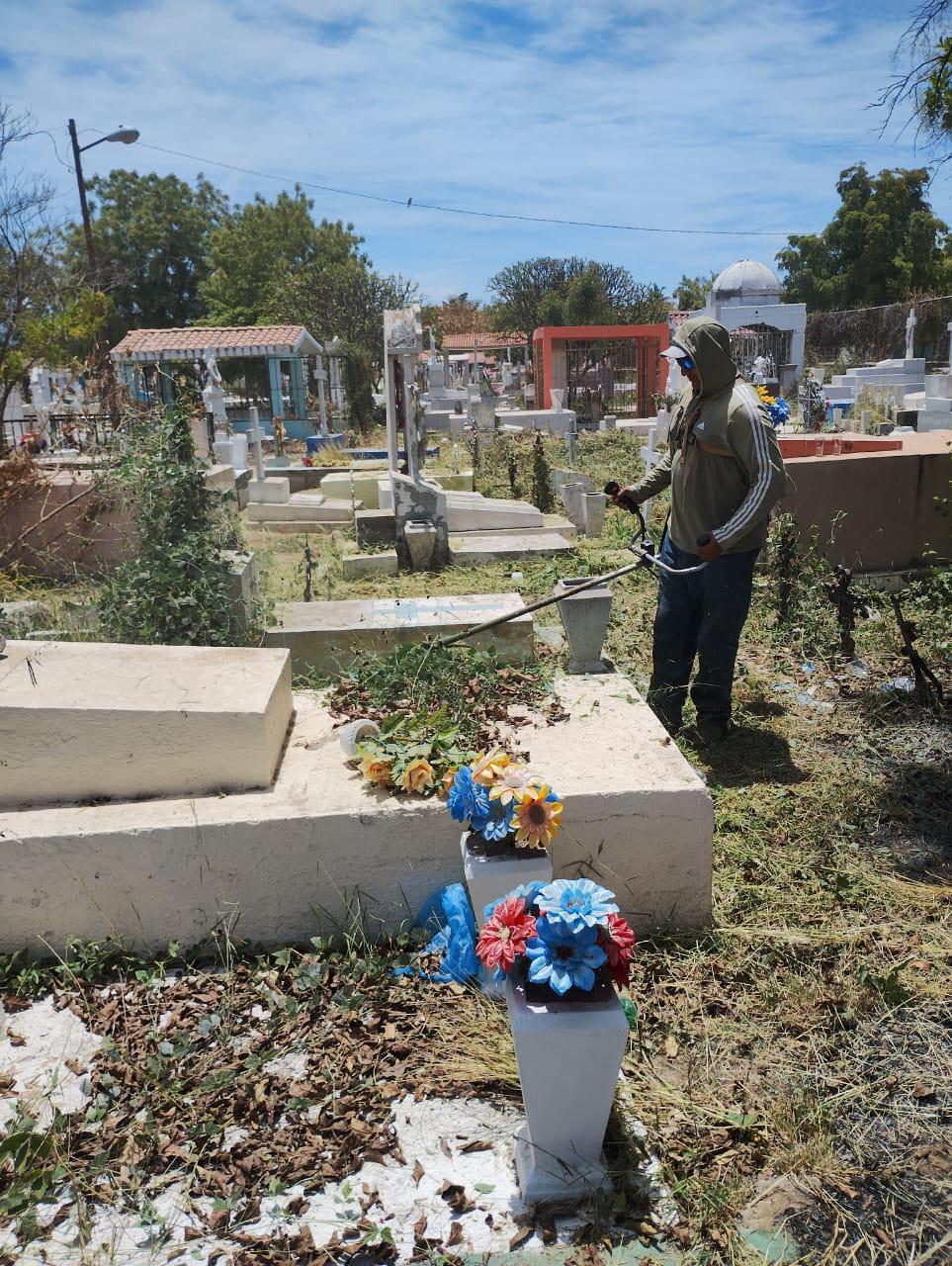 $!Limpian de panteones de Rosario previo al Día de las Madres