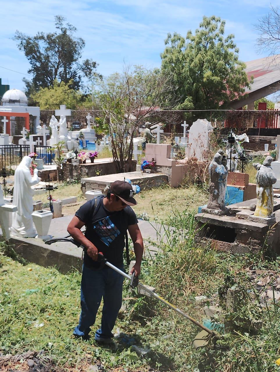 $!Limpian de panteones de Rosario previo al Día de las Madres