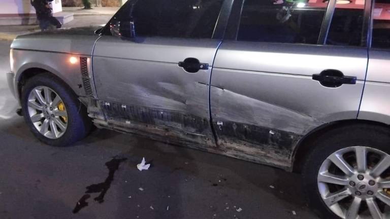 La camioneta blindada que quedó en el lugar del choque en Las Quintas, en Culiacán.