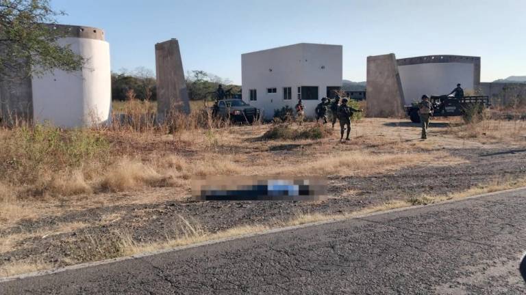 Encuentran a un hombre asesinado y maniatado en carretera hacia Sanalona, Culiacán