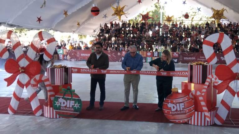 El Presidente Municipal, el Gobernador y la Presidenta del DIF cortaron el listón de inauguración.