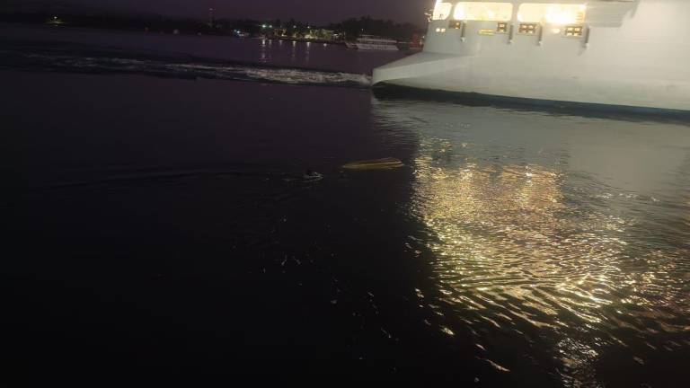 Una embarcación tipo kayak terminó volcada después de la salida de un crucero turístico en Mazatlán.