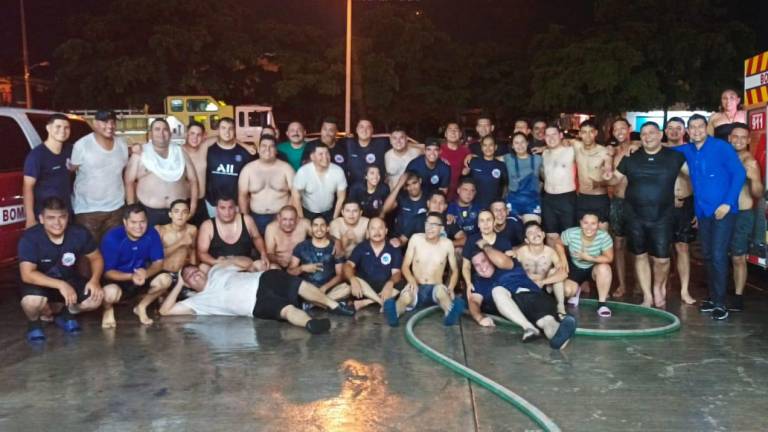 Elementos del Cuerpo Voluntario de Bomberos Mazatlán festejan hoy 22 de agosto el Día del Bombero.