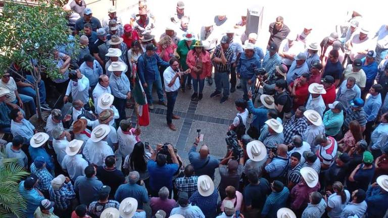 Agricultores se encuentran reunidos afuera de Palacio de Gobierno y advierten con tomar acciones más radicales este martes.